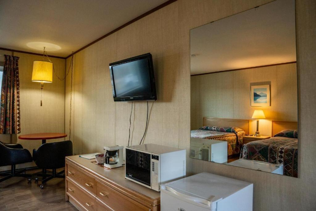 Talbot Arm Motel Destruction Bay Bagian luar foto