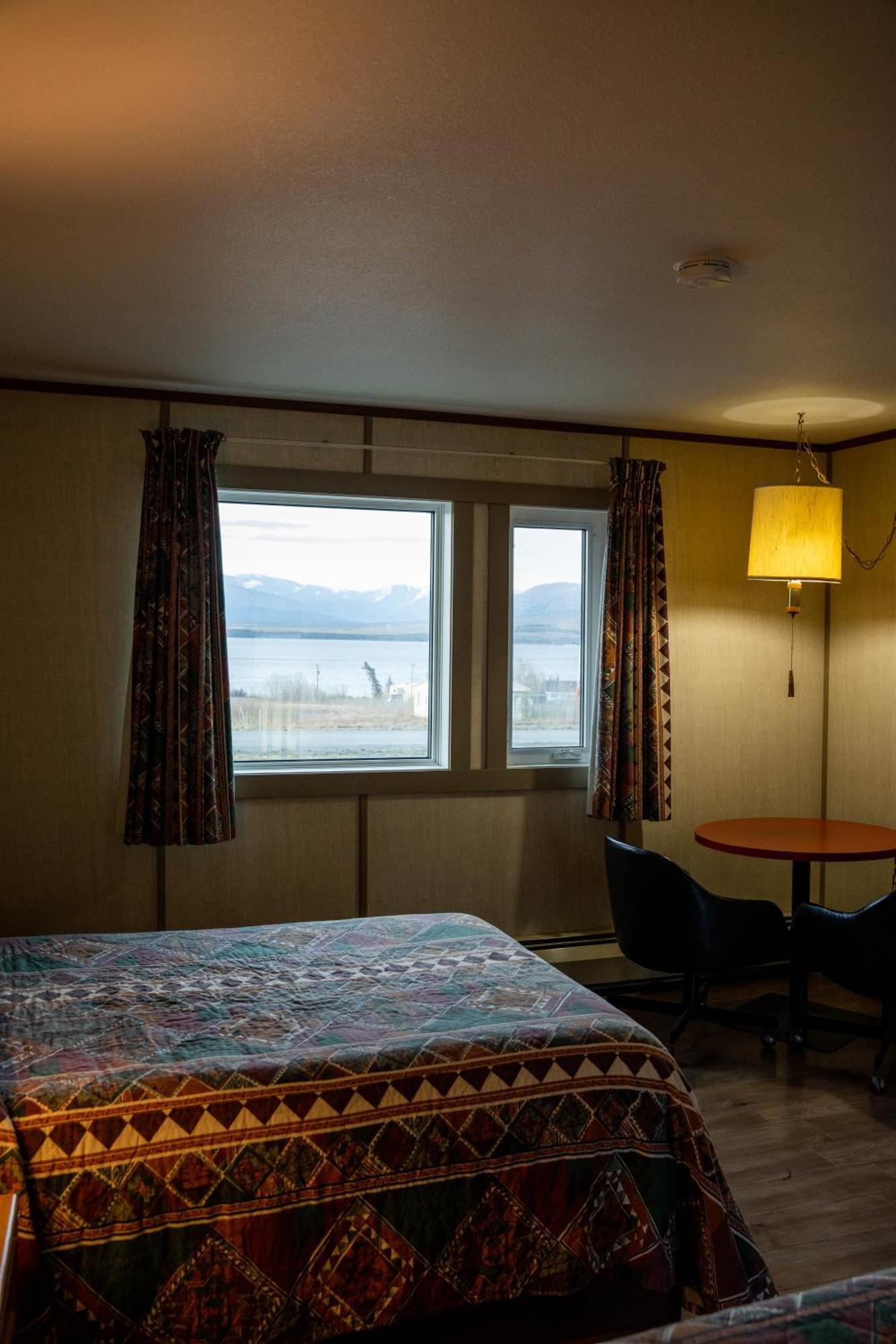 Talbot Arm Motel Destruction Bay Bagian luar foto