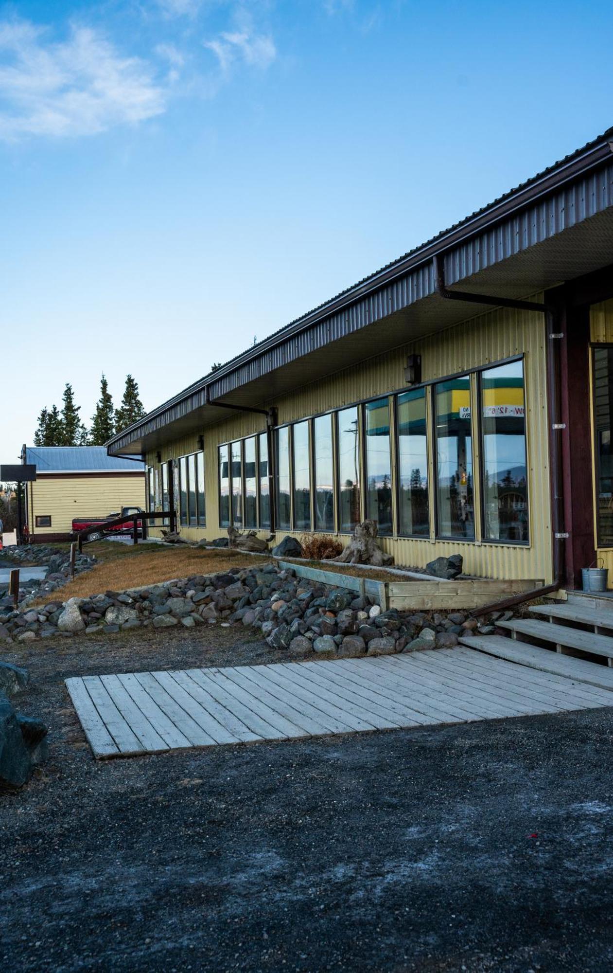 Talbot Arm Motel Destruction Bay Bagian luar foto