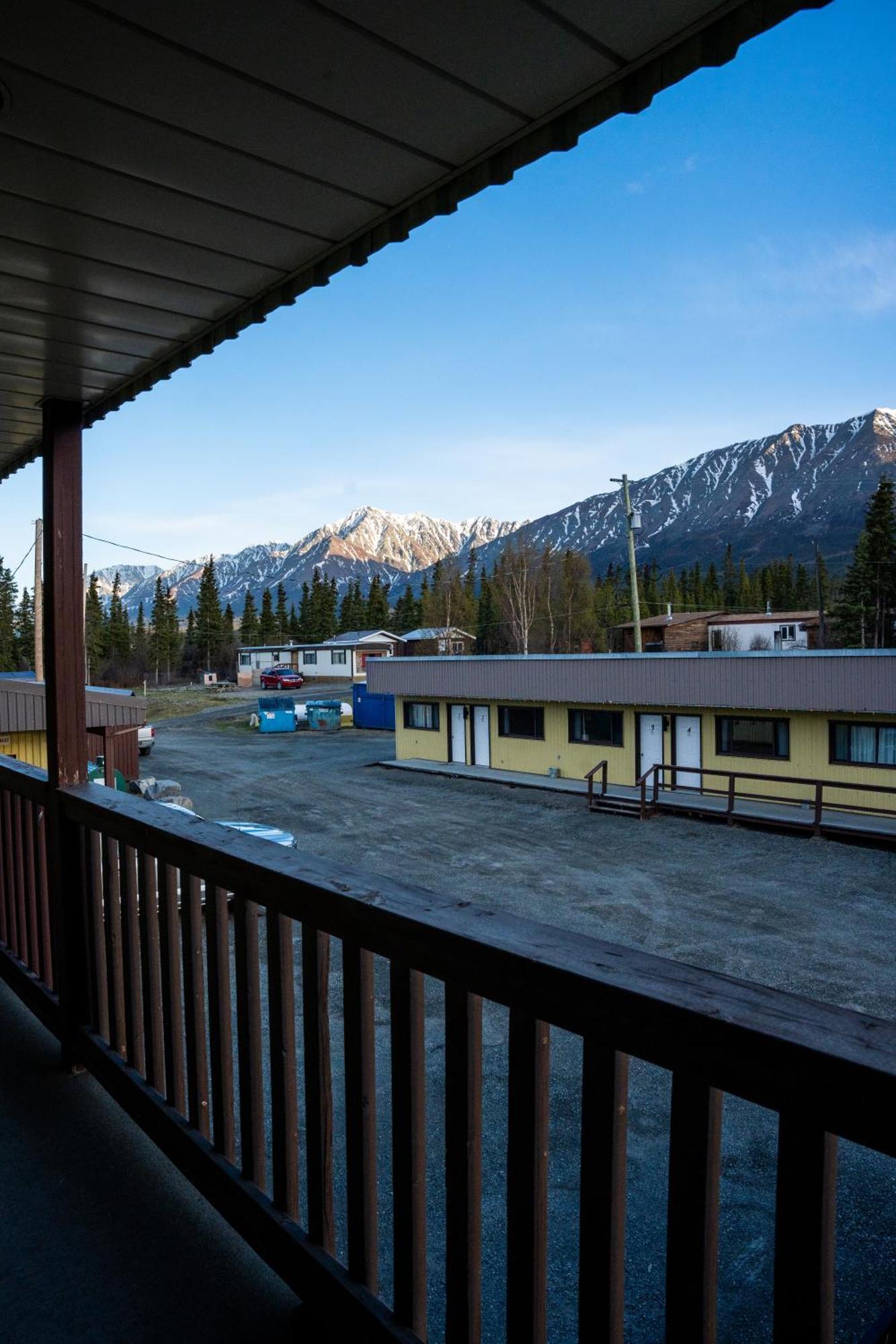 Talbot Arm Motel Destruction Bay Bagian luar foto