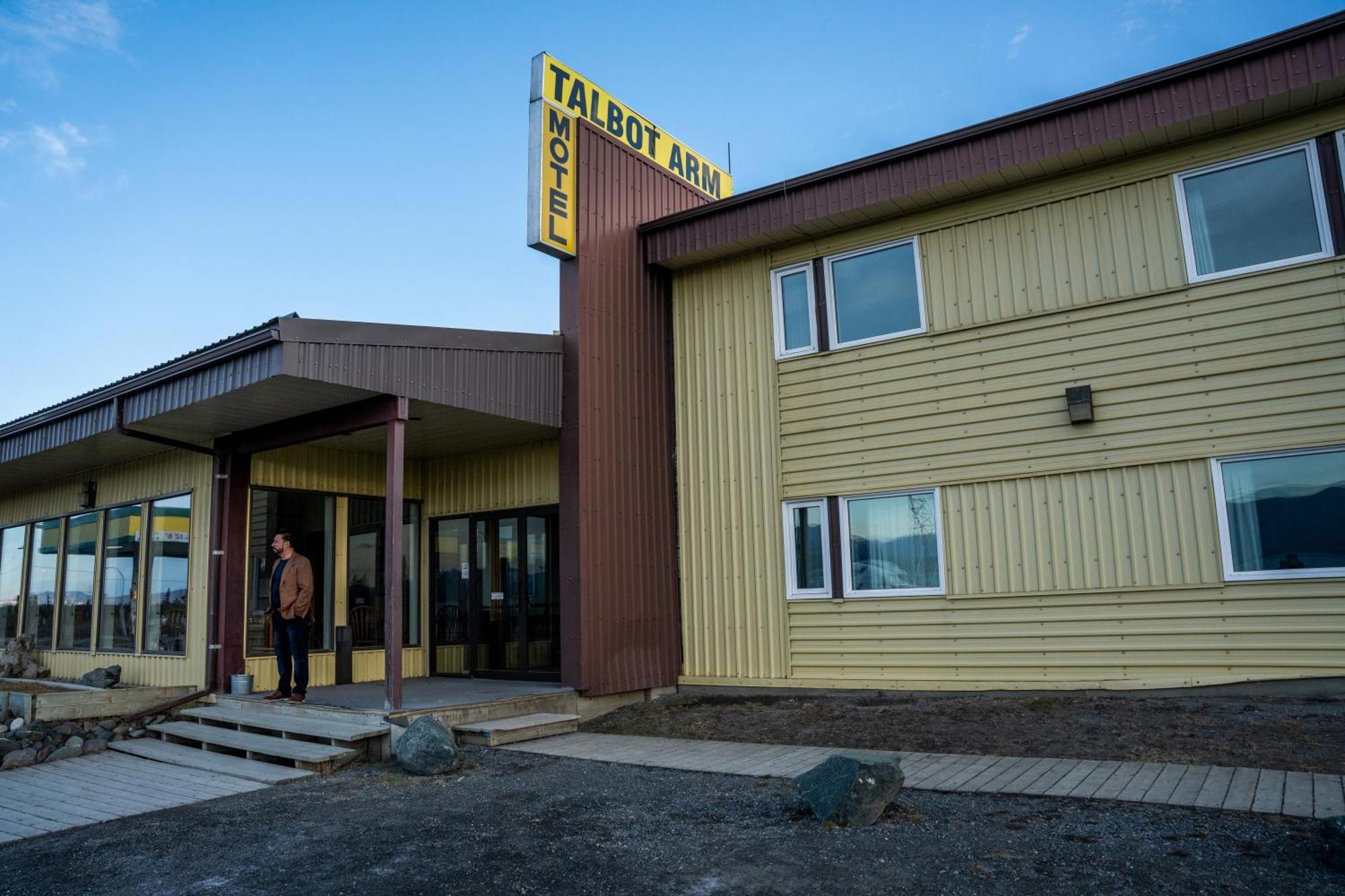 Talbot Arm Motel Destruction Bay Bagian luar foto